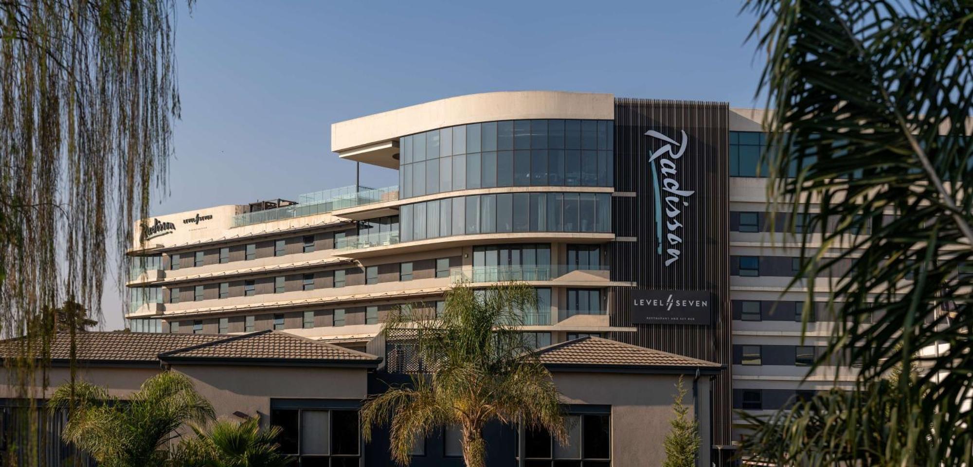 Radisson Hotel And Convention Centre Or Tambo Airport Йоханнесбург Экстерьер фото