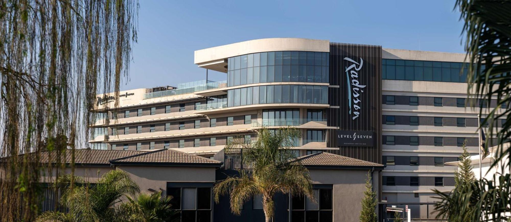 Radisson Hotel And Convention Centre Or Tambo Airport Йоханнесбург Экстерьер фото