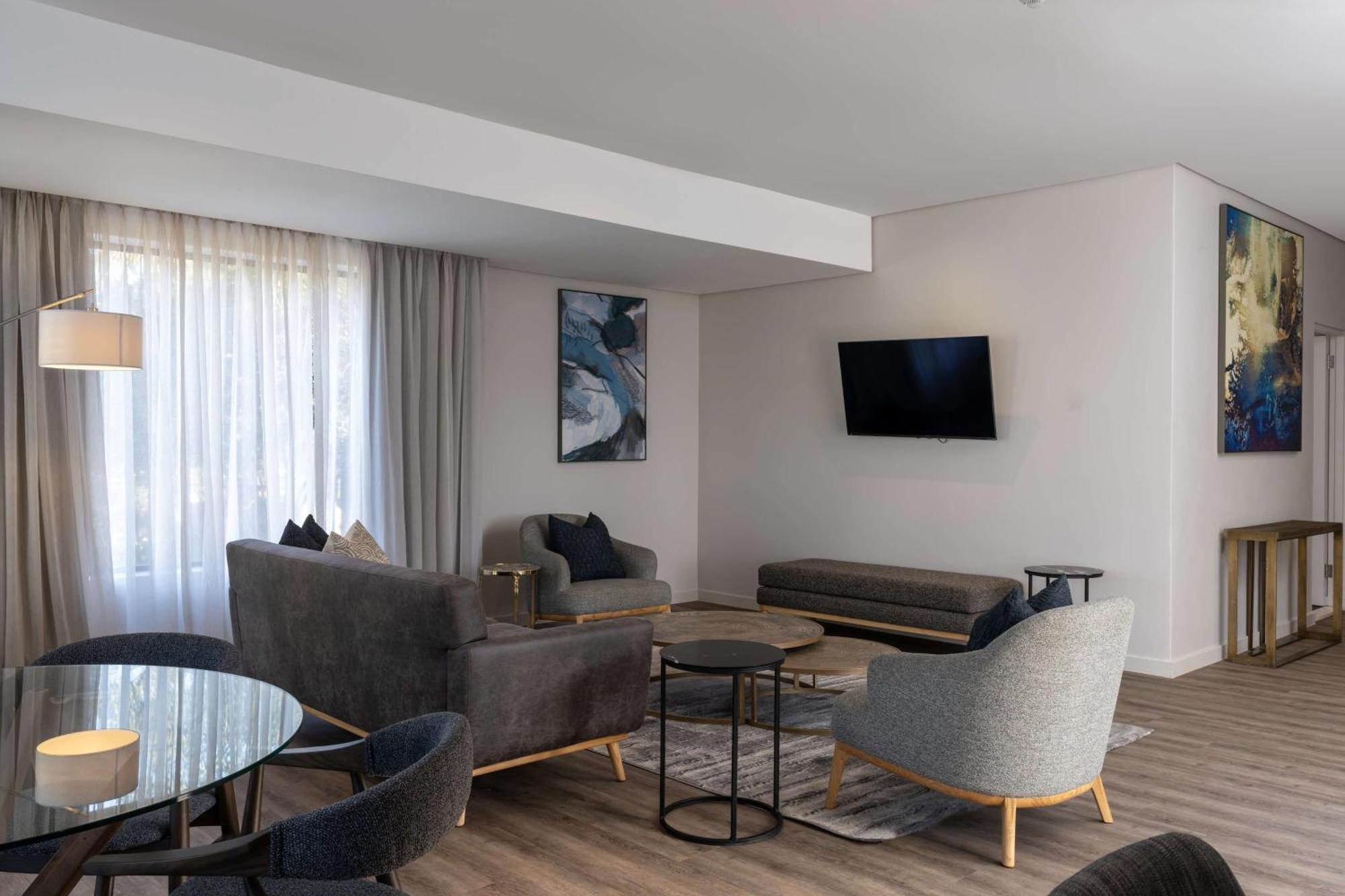Radisson Hotel And Convention Centre Or Tambo Airport Йоханнесбург Экстерьер фото