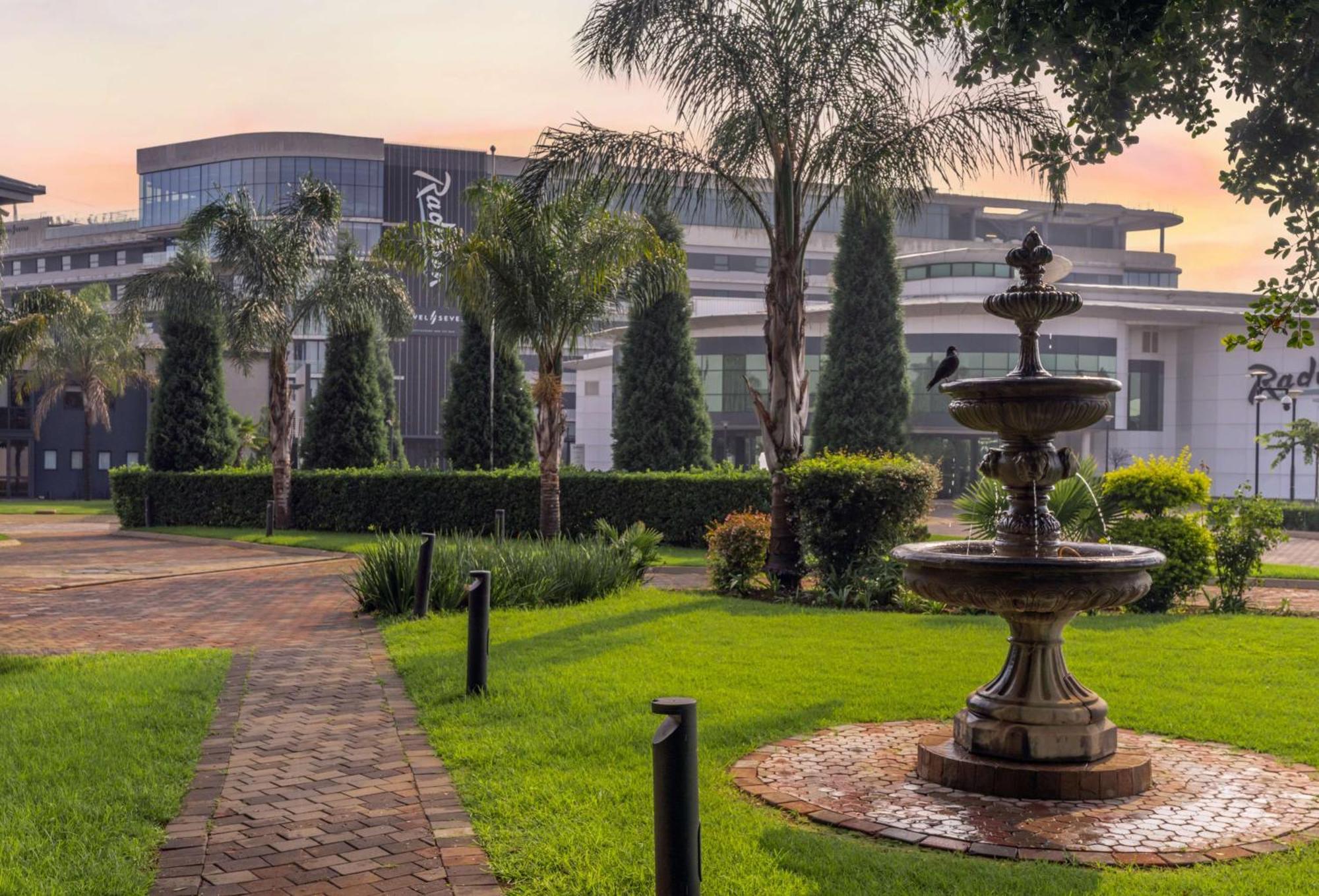 Radisson Hotel And Convention Centre Or Tambo Airport Йоханнесбург Экстерьер фото