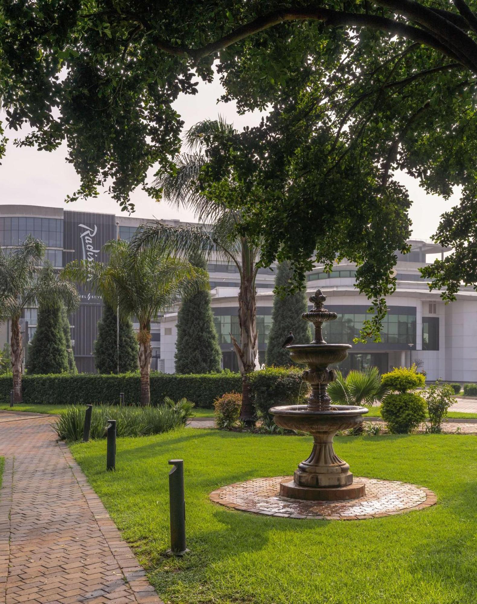 Radisson Hotel And Convention Centre Or Tambo Airport Йоханнесбург Экстерьер фото